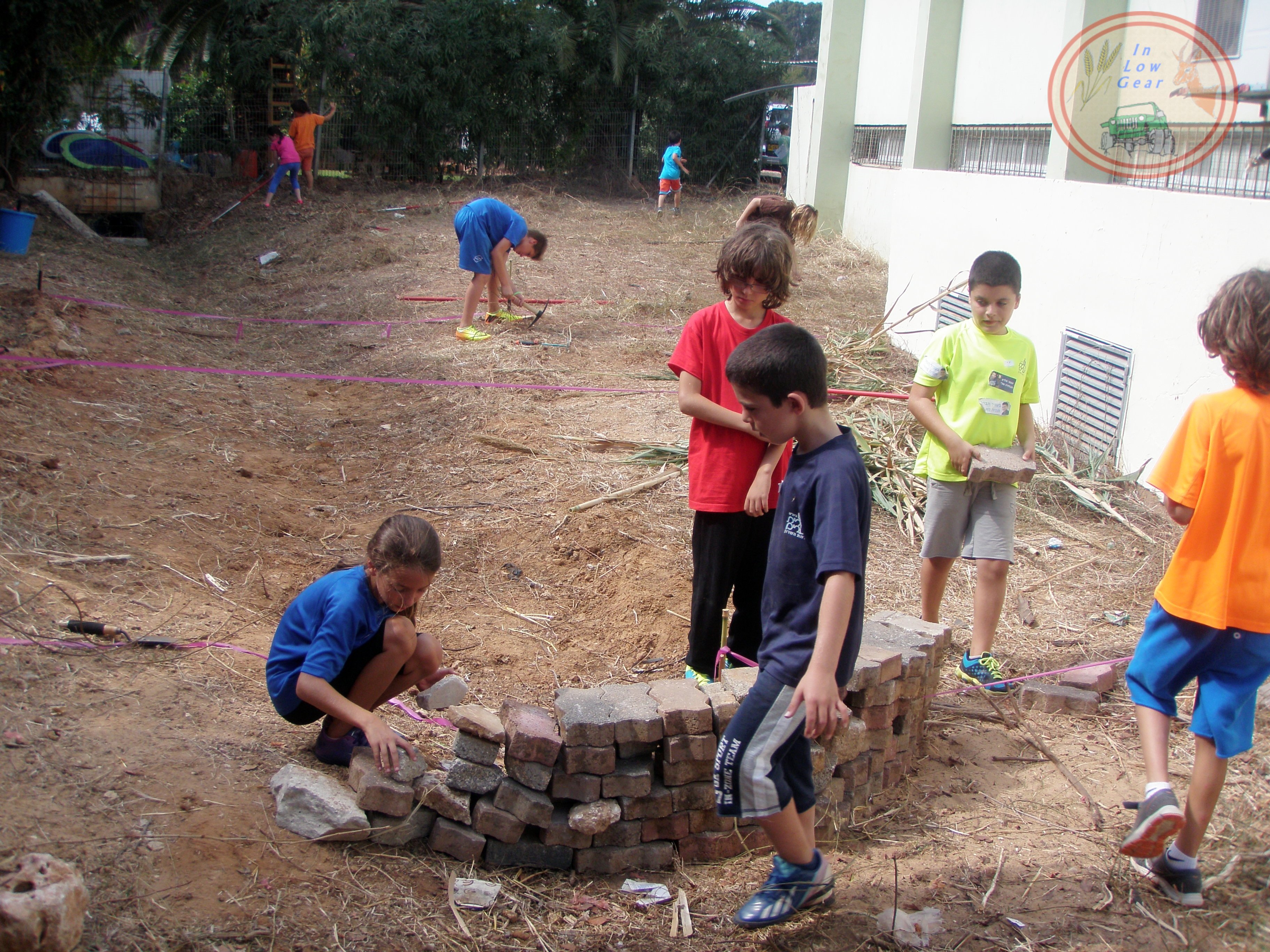 סדנת קיימות תזונתית, פרמקלצ'ר: מחזור לבנים לבניית מבני ניתוב מי נגר עילי