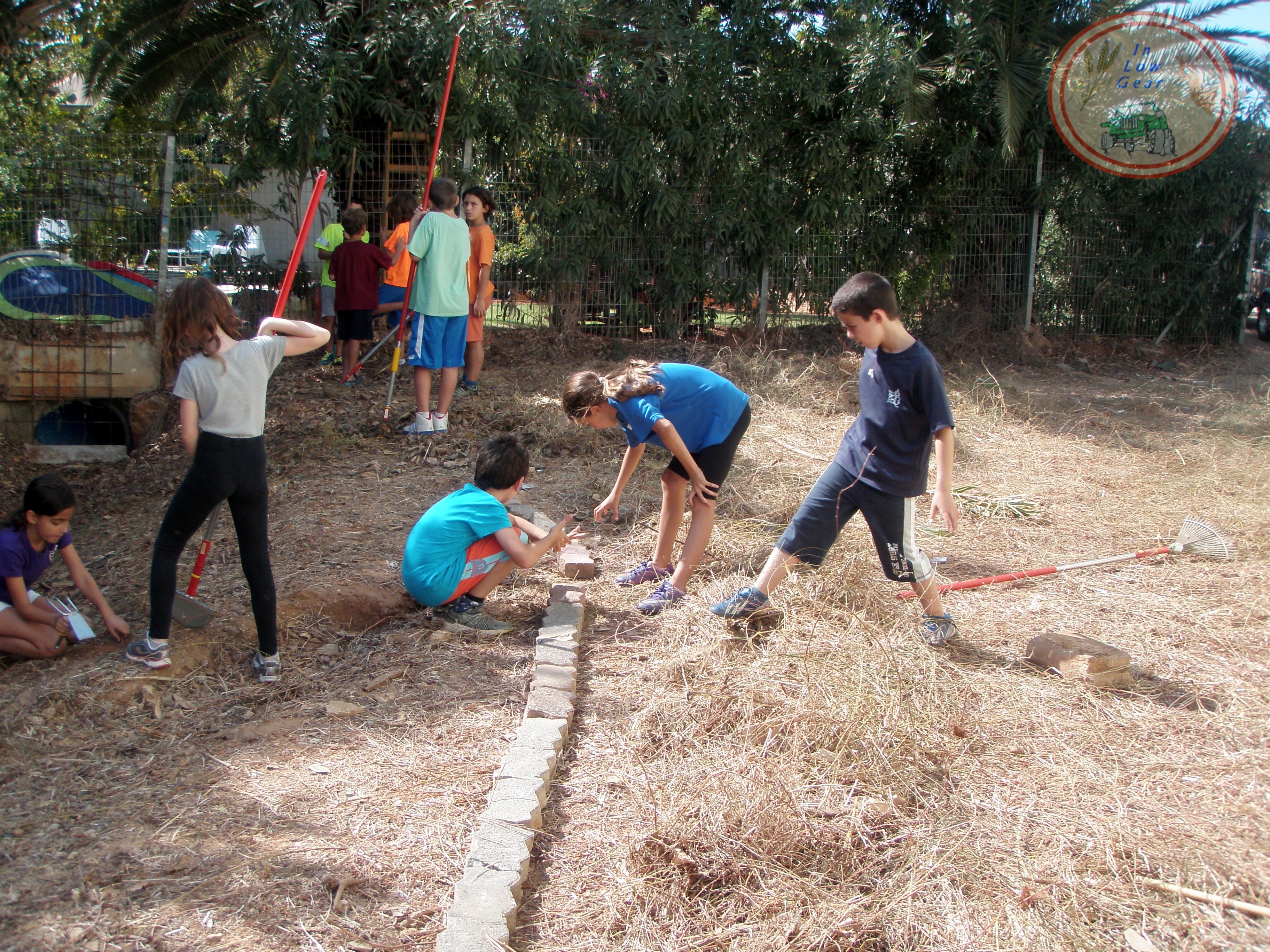 סדנת קיימות תזונתית, פרמקלצ'ר: מחזור לבנים לבניית מבני ניתוב מי נגר עילי